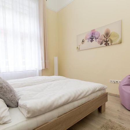 Bpm: Dob70 Classic Apartment In Downtown Budapest Exterior photo