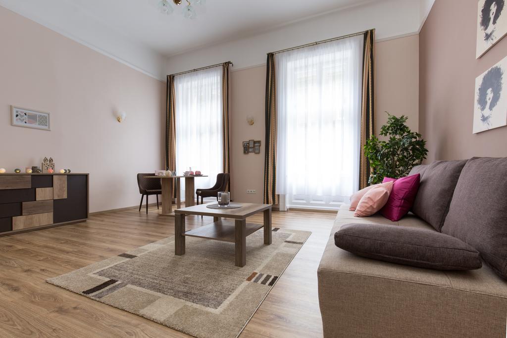 Bpm: Dob70 Classic Apartment In Downtown Budapest Room photo