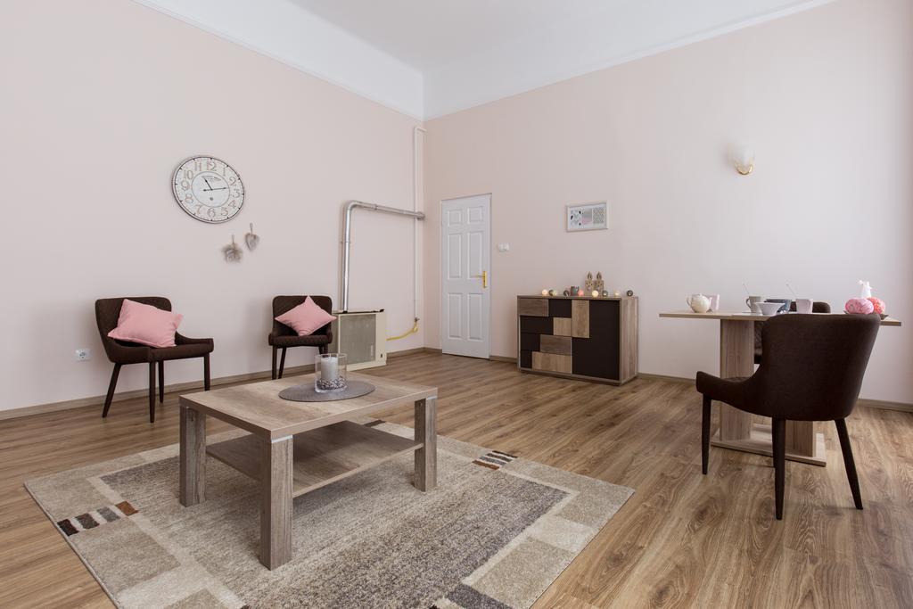 Bpm: Dob70 Classic Apartment In Downtown Budapest Room photo